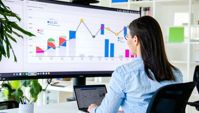 Illustration d'une experte en marketing digital travaillant sur différents supports numériques